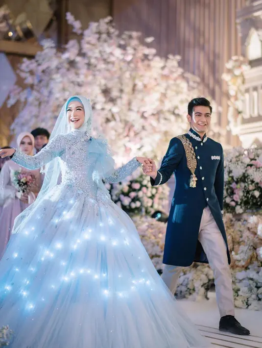 Di acara resepsi, pasangan Ria Ricis dan Teuku Ryan berganti busana 2 kali. Untuk yang pertama, tampil bak pangeran dan putri raja, keduanya mengenakan busana bernuansa biru. Ria Ricis dengan embroidery long dress yang dihiasi lampu pada bagian roknya dan Teuku Ryan dengan busana khas pangeran Aceh.