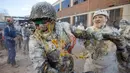 Orang-orang yang mengenakan pakaian militer tiruan ikut serta dalam perang makanan "Els Enfarinats" di Kota Ibi, Spanyol, 28 Desember 2022. (JAIME REINA/AFP)