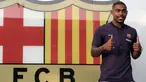 Pemain baru Barcelona, Malcom Filipe Silva de Oliveira, berpose dihadapan media saat tiba di Stadion Camp Nou, Barcelona, Selasa (24/7/2018). Blaugrana resmi mendapatkan jasa pemain Bordeaux ini dengan harga 41 juta euro. (AP/Manu Fernandez)
