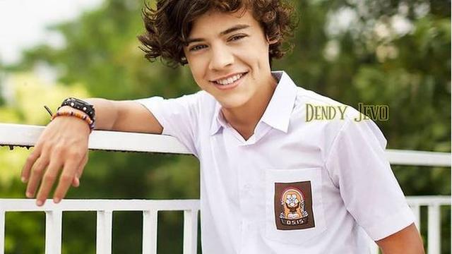 6 Editan Foto Seleb Dunia Jadi Anak SMA Ini Nyeleneh, Kocak