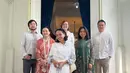 Bersama para wakil menteri lainnya, tampan Veronica pun berfoto bersama. Dalam beberapa foto tersebut, tampak mantan istri Ahok ini mengenakan baju bernuansa terracotta.  [@veronicatan_official]