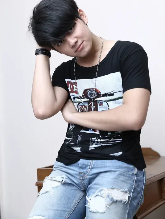 Memiliki kesibukan yang luar biasa sebagai aktor dan penyanyi cukup menyulitkan Ali menyapa penggemarnya. Namun ia tetap berusaha dengan memanfaatkan kecanggihan teknologi masa kini. (Galih W. Satria/Bintang.com)