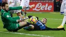 Pemain Inter Milan, Mauro Icardi dan kiper Atalanta, Etrit Berisha berebut bola pada lanjutan Serie A Liga Italia di Stadion San Siro, Milan, Senin (20/11). Pasukan Biru Hitam unggul dua gol tanpa balas. (AP/Luca Bruno)