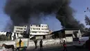 Serangan udara militer Israel menghancurkan sebuah pasar di Shejaia, sebelah timur kota Gaza, (30/7/2014). (REUTERS/Ashraf Amrah)
