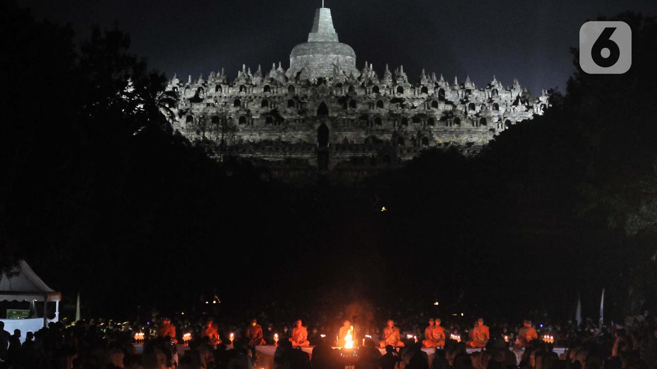 Ribuan Lampion Hiasi Malam Waisak di Candi Borobudur