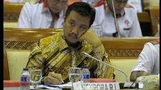 Menteri Pemuda dan Olahraga, Imam Nahrawi menghadiri rapat kerja dengan Komisi X DPR di gedung DPR RI, Senayan, Jakarta, Kamis (5/2/2015). Raker ini membahas tentang RAPBN Perubahan 2015 sesuai nota keuangan. (Liputan6.com/Andrian M Tunay)