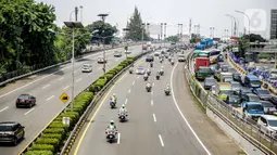 Iring-iringan kendaraan pengawalan Rizieq Shihab saat melintas di Tol Dalam Kota, Grogol, Jakarta, Selasa (10/11/2020). Rizieq Shihab yang baru tiba di Indonesia mendapat pengawalanan massa pendukungnya menuju markas FPI di Petambutran. (Liputan6.com/Faizal Fanani)