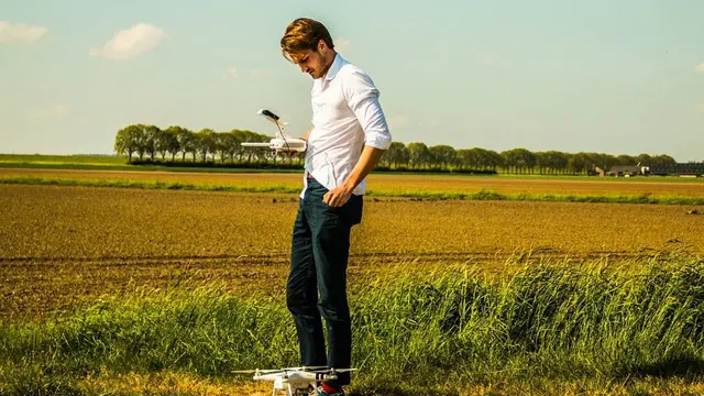 [Bintang] Tergemas! Kamu Pasti Bakal Salfok Diajar Guru Matematika Ganteng Ini