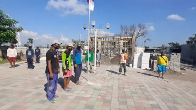 6 Potret Kuli Bangunan Upacara HUT Kemerdekaan RI Ini Penuh Rasa Bangga
