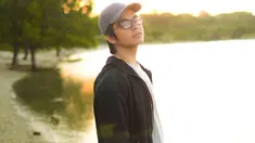 Gaya penampilan Angga Yunanada meski terlihat simpel namun tetap stylish. Ia beberapa kali mengunggah foto saat tengah menggunakan kacamata dan topi di akun Instagram pribadinya. (Liputan6.com/IG/@anggayunandareal16)