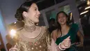Melengkapi tampilannya dengan aksesori dengan model besar sesuai khas India. Dari kalung layering keemasan, gelang-gelang besar, dan anting-anting panjangnya. [@pevpearce]