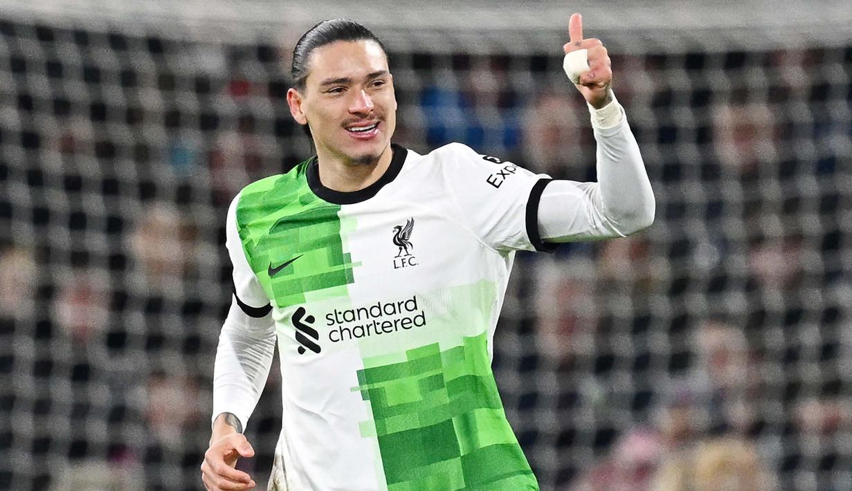 Pemain Liverpool, Darwin Nunez, melakukan selebrasi setelah mencetak gol ke gawang Burnley pada laga pekan ke-19 Premier League 2023/2024 di Stadion Turf Moor, Rabu (27/12/2023). Dengan kemenangan ini, Liverpool sekarang ada di pucuk klasemen sementara Liga Inggris 2023/2024 dengan koleksi 42 angka. (AFP/Paul Ellis)