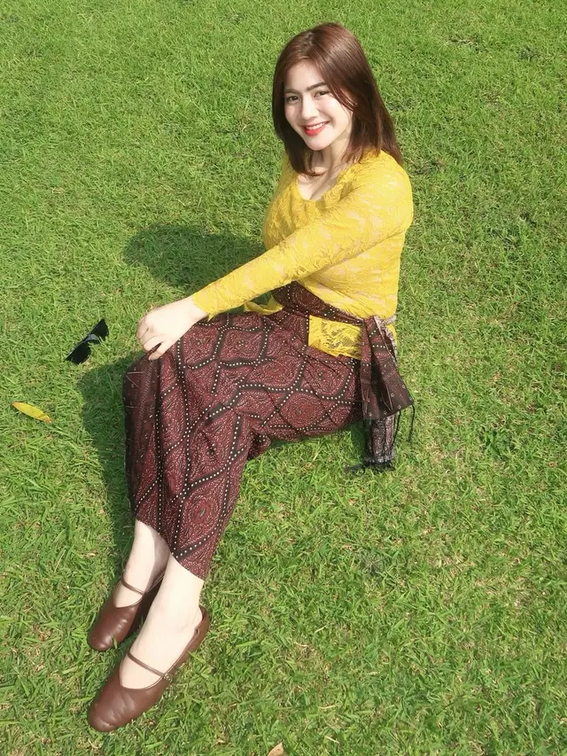 Kebaya Felicya Angelista saat Liburan
