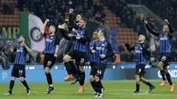 Para pemain Inter Milan merayakan kemenangan atas Atalanta pada laga Serie A Italia di Stadion San Siro, Milan, Minggu (19/11/2017). Inter menang 2-0 atas Atalanta. (AP/Luca Bruno)