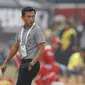 Pelatih Bali United, Widodo C Putro, mengamati anak asuhnya saat melawan Persib pada laga Liga 1 Indonesia di Stadion Si Jalak Harupat, Bandung, Kamis, (21/9/2017). Kedua klub bermain imbang 0-0. (Bola.com/M Iqbal Ichsan)