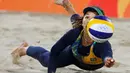 Atlet Voli Pantai asal Brasil, Barbara Seixas berusaha mengambil bola saat berlaga di Olimpiade Rio 2016, Brasil pada 14 Agustus 2016. (REUTERS / Adrees Latif)