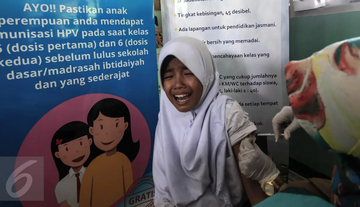 Ekspresi seorang anak saat mengikuti Bulan Imunisasi Anak sekolah (BIAS) di SDN 11 Pagi, Lubang Buaya, Jakarta, Selasa (4/10). Kegiatan ini untuk mewujudkan Indonesia bebas dari kanker serviks. (Liputan6.com/Faizal Fanani)