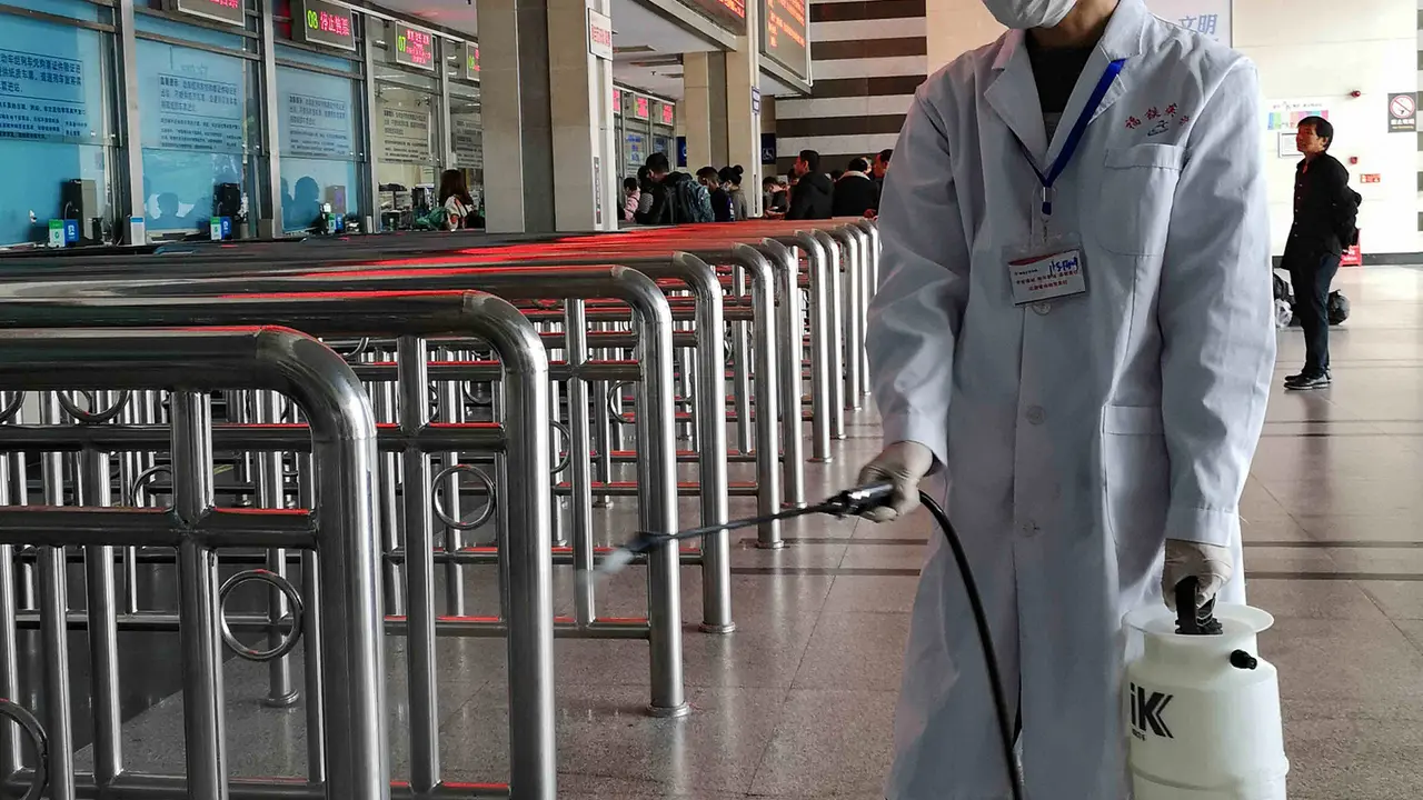 Cegah Penyebaran Virus Corona, Stasiun Kereta di China Disemprot Cairan Disinfektan