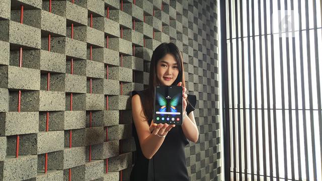 Seorang model memegang Samsung Galaxy Fold. Liputan6.com/Agustin Setyo W.