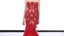 Model menampilkan busana rancangan teranyar Yogie Pratama dalam gelaran Fashion Nation Eleventh Edition (FNXI) di Senayan City, Kamis (6/4). Yogie menampilkan 'Scarlet', sebuah koleksi deluxe ready to wear yang serba merah. (Liputan6.com/Herman Zakharia)