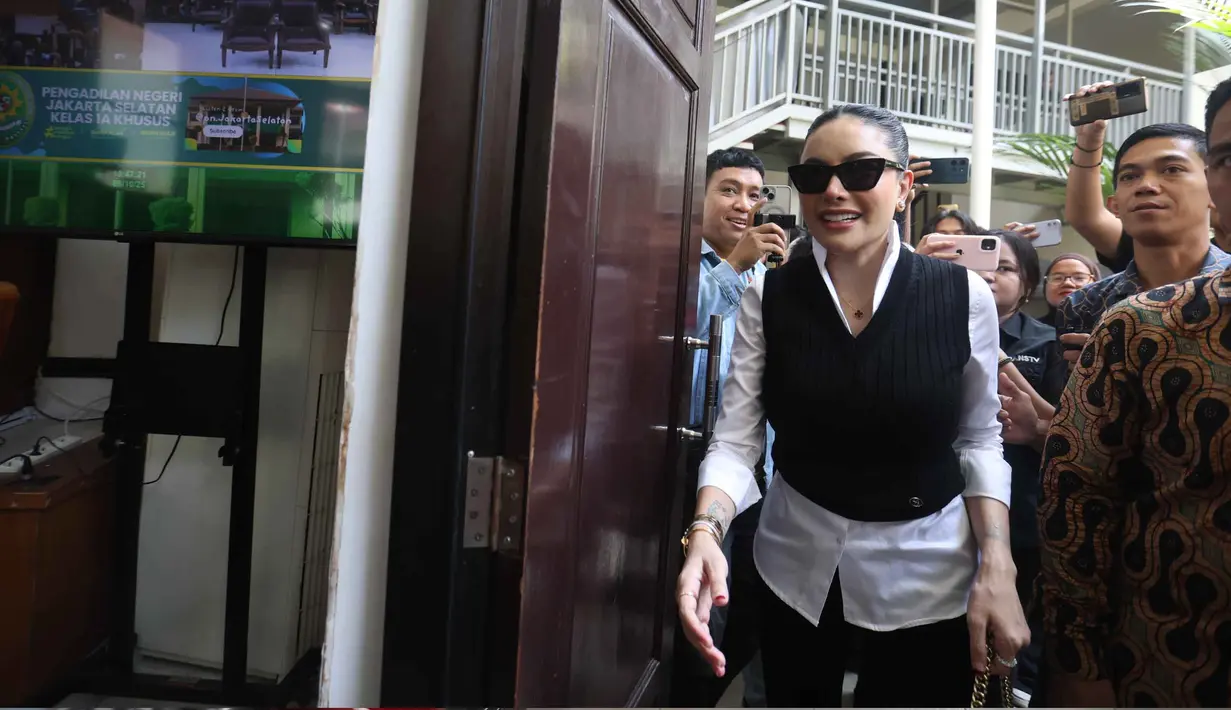 Selain pidana pokok, jaksa juga meminta agar Nikita tetap ditahan serta dibebankan biaya perkara sebesar Rp 5.000. (Kapanlagi.com/Budy Santoso)