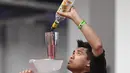 Bartender Ram Ong menyajikan minuman saat berkompetisi dalam Shake It Up Flair Competition pada hari kedua dari Nightclub & Bar Convention and Trade Show tahunan ke-34 di Las Vegas, Nevada (26/3). (AFP Photo/Ethan Miller)