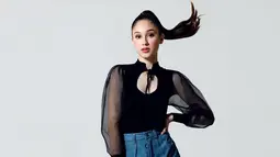 Perempuan berusia 16 tahun memang menjelma menjadi selebritas hits Tanah Air. Ia kerap ditunjuk sebagai model pemotretan karena gaya penampilannya yang selalu modis. (Liputan6.com/IG/@yasminnapper)