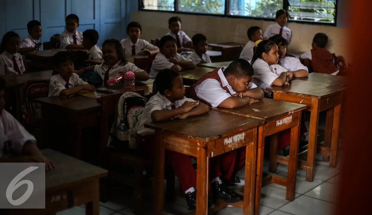 Sejumlah murid melakukan aktivitas belajar mengajar di SD Pasar Baru 05, Jakarta, Senin (27/7/2015). Usai libur panjang Idul Fitri para siswa kembali beraktivitas mengikuti pelajaran di sekolah untuk tahun ajaran 2015-2016. (Liputan6.com/Faizal Fanani)