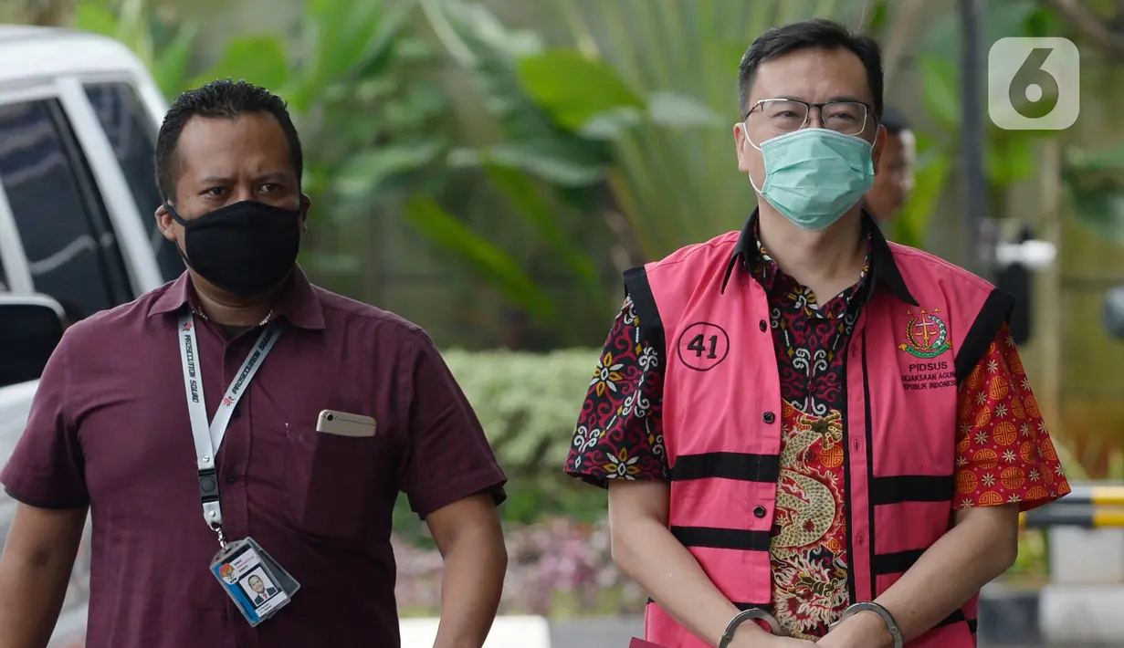 Komisaris PT Hanson International Tbk (MYRX), Benny Tjokrosaputro dikawal petugas akan menjalani pemeriksaan di Gedung KPK, Jakarta, Kamis (19/3/2020). (merdeka.com/Dwi Narwoko)