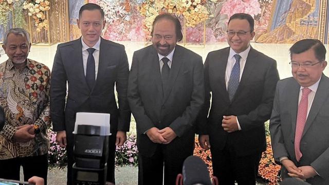 Gubernur DKI Jakarta Anies Baswedan, dengan Ketua Umum Demokrat Agus Harimurti Yudhoyono (AHY) diapit oleh Presiden PKS Ustadz Syaikhu, Ketua NasDem Surya Paloh, dan Mantan Wapres Jusuf Kalla (@herzakymahendra)