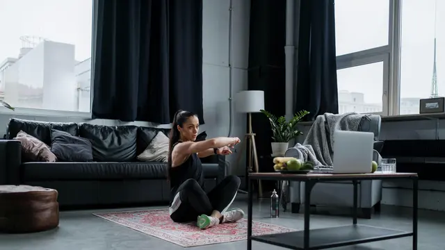Tetap Aktif Berolahraga di Rumah dengan Kardio Ringan yang Bisa Dilakukan Saat Menonton Serial Favorit