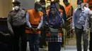 Sejumlah tersangka dugaan suap terkait pengadaan barang dan jasa di Dinas PUPR dan pengesahan APBD Kabupaten Muara Enim Tahun 2019 bersiap mengikuti rilis penetapan dan penahanan di Gedung KPK, Jakarta, Senin (13/12/2021). KPK resmi menahan 15 tersangka baru. (Liputan6.com/Helmi Fithriansyah)