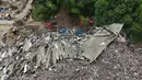 Sejumlah alat berat, ambulans, mobil pemadam kebakaran hingga pesawat nirawak (drone) dikerahkan untuk mendukung operasi pencarian dan penyelamatan. Tampak dalam foto, tim penyelamat melanjutkan operasi pencarian di lokasi runtuhnya fasilitas pemilahan sampah di Binaliw, kota Cebu, Filipina tengah pada hari Sabtu, 10 Januari 2026. (AP Photo/Jacqueline Hernandez)
