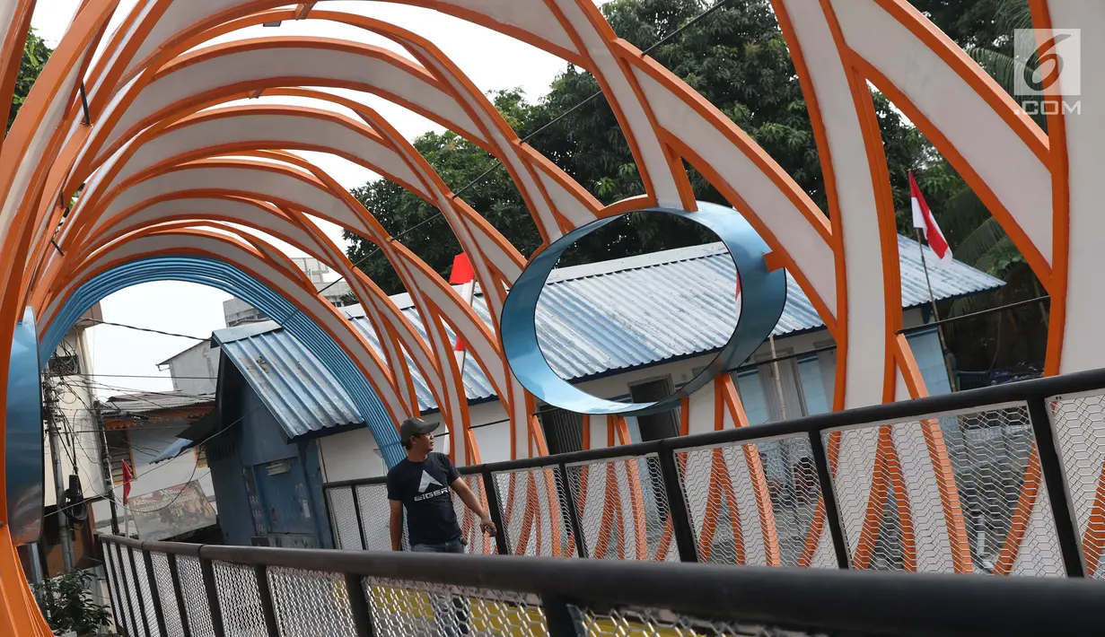 Warga melintasi Jembatan Ketupat di Jalan Gajah Mada, Petojo, Jakarta, Kamis (8/8/2019). Jembatan Ketupat memiliki bentang 12,5 meter dan lebar 2,5 meter dengan waktu pengerjaan selama 45 hari. (Liputan6.com/Helmi Fithriansyah)