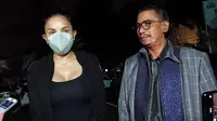 Nikita Mirzani mengungkap momen dramatis saat menjemput Laura Meizani alias Lolly, di salah satu apartemen. Rekaman jemput paksa ini viral di medsos.