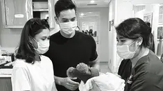 Nana Mirdad membagikan momen penuh haru saat berpisah dengan bayi perempuan yang ditemukan oleh ART-nya, Tika, pada Sabtu (20/1). Dalam keterangan unggahan foto di laman Instagram pribadinya, Nana mengungkapkan kenangan indah dengan sang bayi selama 3 hari, terutama saat dirinya menggendong Bella. (Liputan6.com/IG/@nanamirdad_)