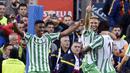 Selebrasi yang ditunjukan pemain Real Betis saat Joaquin mencetak gol kedua Real Betis bola ke gawang Barcelona pada menit ke-20 pada laga lanjutan La Liga 2018/19 yang berlangsung di stadion Camp Nou. Real Betis menang 4-3. (AFP/Josep Lago)