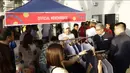 Para penonton menyempatkan untuk berbelanja jelang upacara pembukaan SEA Games 2019 di Philipine Arena Bulacan, Manila, Sabtu (30/11/2019). Pesta olahraga se-Asia Tenggara ini akan berlangsung hingga 11 Desember. (Bola.com/M Iqbal Ichsan)