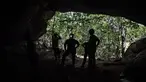 Arkeolog dari Departemen Seni Rupa di Ratchaburi melihat lukisan gua yang baru ditemukan di taman nasional Khao Sam Roi Yot di pesisir provinsi Prachuap Kiri Khan (10/9/2020). Antelop, sosok kesepian, keluarga yang saling bergandengan tangan. (AFP/Lillian Suwanrumpha)