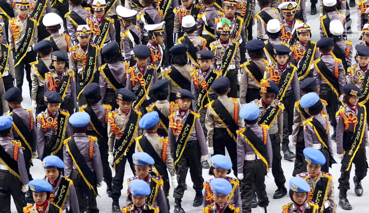 Aksi Polisi cilik saat meramaikan peringatan HUT Bhayangkara ke-72 di Istora, Senayan, Jakarta, Rabu (11/7). Presiden Jokowi bertindak selaku inspektur upacara. (Liputan6.com/Johan Tallo)