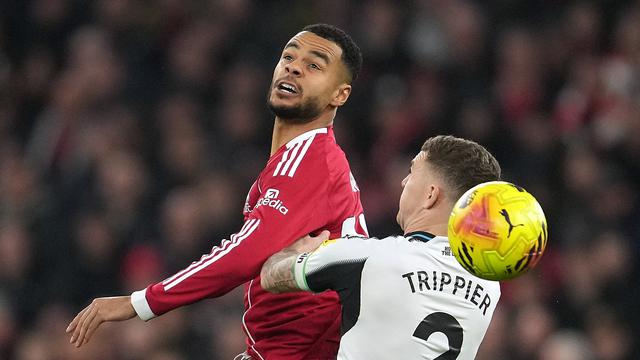 Cody Gakpo (kiri) berduel udara melawan Kieran Trippier di laga Liverpool vs Newcastle di pekan ke-24 Liga Inggris 2025/2026 di Anfield, Minggu (01/02/2026) dini hari WIB.