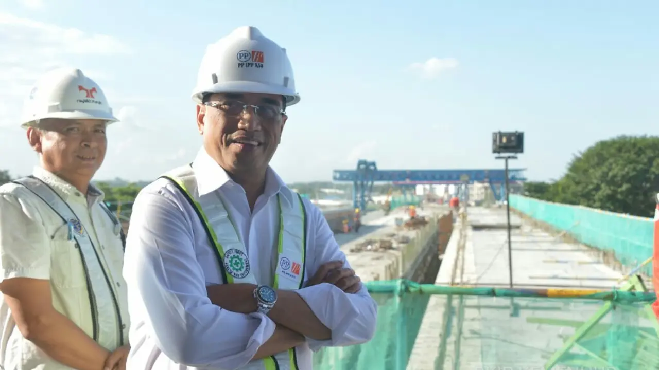 Menteri Perhubungan Budi Karya meninjau proyek kereta bandara Adi Soemarmo, Solo. (Foto: Humas Kemenhub)