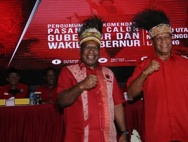 Jhon Wempi Wetipo (kiri) bersama Habel Melkias Suwae berfoto usai diumumkan maju menjadi Balon Cagub/Cawagub dalam Pilkada Papua 2018 oleh Ketua PDIP, Megawati Sukarnoputri di Jakarta, Kamis (4/1). (Liputan6.com/Helmi Fithriansyah)