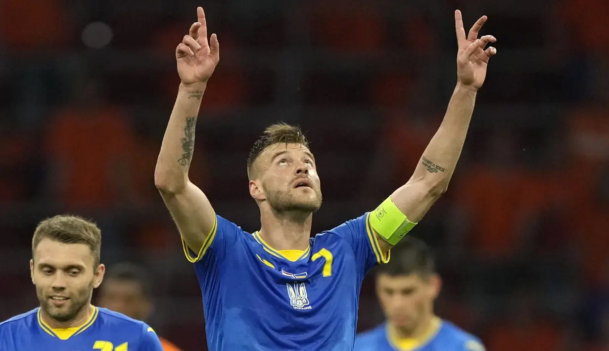 Ketinggalan dua gol tak membuat Ukraina menyerah. Pada menit ke-75, Ukraina mampu memangkas skor mereka lewat aksi Andriy Yarmolenko yang sukses mengkonversi umpan Roman Yaremchuk. Skor berubah menjadi 2-1. (Foto: AP/Pool/Peter Dejong)