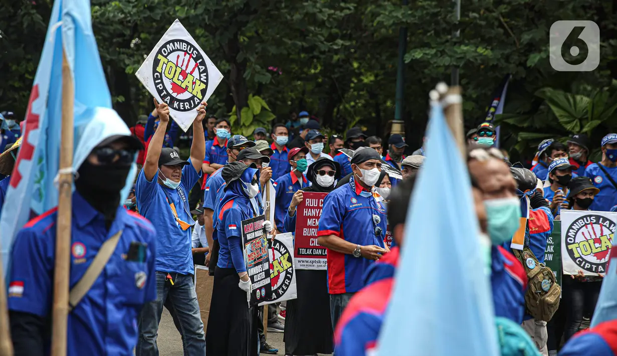 Massa buruh gabungan saat menggelar aksi di kawasan Patung Arjuna Wijaya, Jakarta, Kamis (25/11/2021). Dalam aksinya, ratusan buruh tersebut menuntut pembatalan Omnibus Law Undang-Undang Cipta Kerja dan kenaikan upah 2022. (Liputan6.com/Faizal Fanani)
