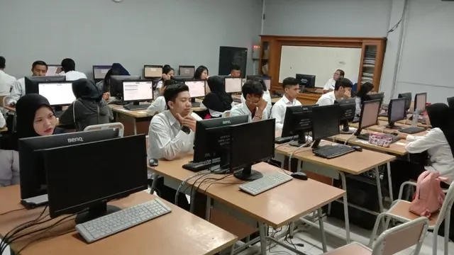 Gadis Lulusan SMP Ini Biayai Sendiri Sekolah Kejar Paket C, Kisahnya Bikin Haru