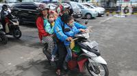 Pemudik bermotor menuju kota-kota di Pulau jawa antri memasuki kapal penyeberangan di pelabuhan Gilimanuk, Bali, Sabtu (30/4/2022). H-2 Idul Fitri 1443 H, ribuan pemudik meninggalkan Pulau Bali untuk merayakan lebaran di kampu ng halaman. (merdeka.com/Arie Basuki)