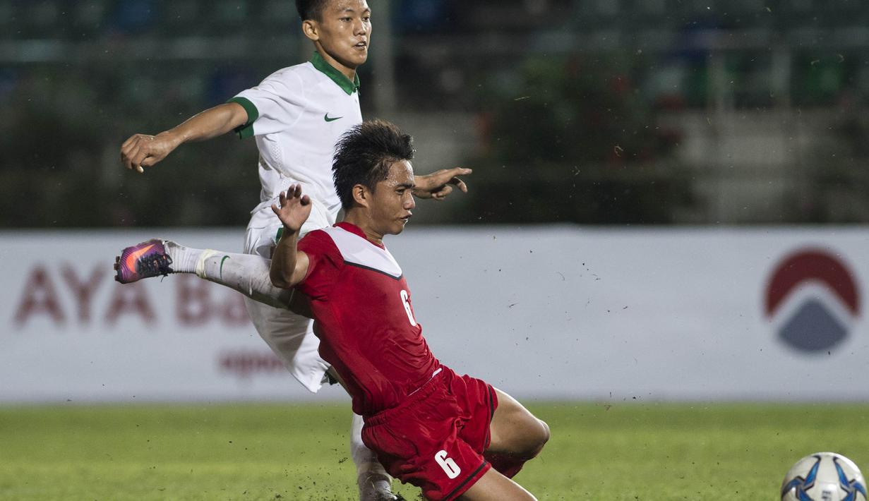 Gelandang Timnas Indonesia U-19, Feby Eka Putra, berusaha membobol gawang Filipina U-19 pada laga Piala AFF U-18 di Stadion Thuwanna, Myanmar, Kamis (7/9/2017). Indonesia menang 9-0 atas Filipina. (AFP/Ye Aung Thu)