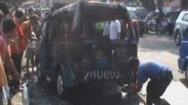 Angkot Terbakar Saat Bawa Penumpang
