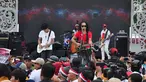 Grup band musik Slank tampil sebagai pengisi puncak Apel Kebangsaan 'Kita Merah Putih' di lapangan Pancasila Simpang Lima Semarang, Minggu (17/3). Seperti diberitakan sebelumnya, acara tersebut digelar untuk mempersatukan masyarakat. (Liputan6.com/Gholib)